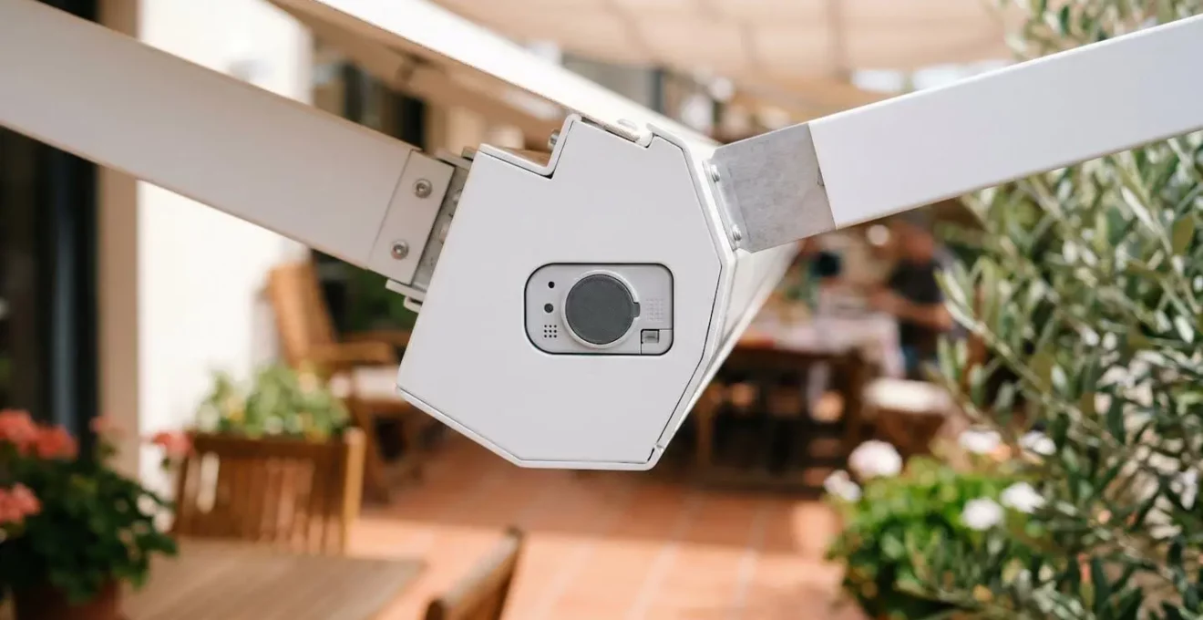 Capteur de vibration intégré au coffre aluminium blanc d'un store banne motorisé