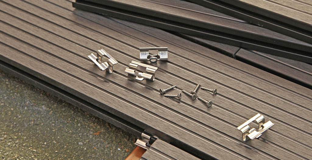 Gros plan sur une finition de terrasse en bois premium à Antony, montrant l'ajustement parfait des lames sans vis apparentes sur une structure durable