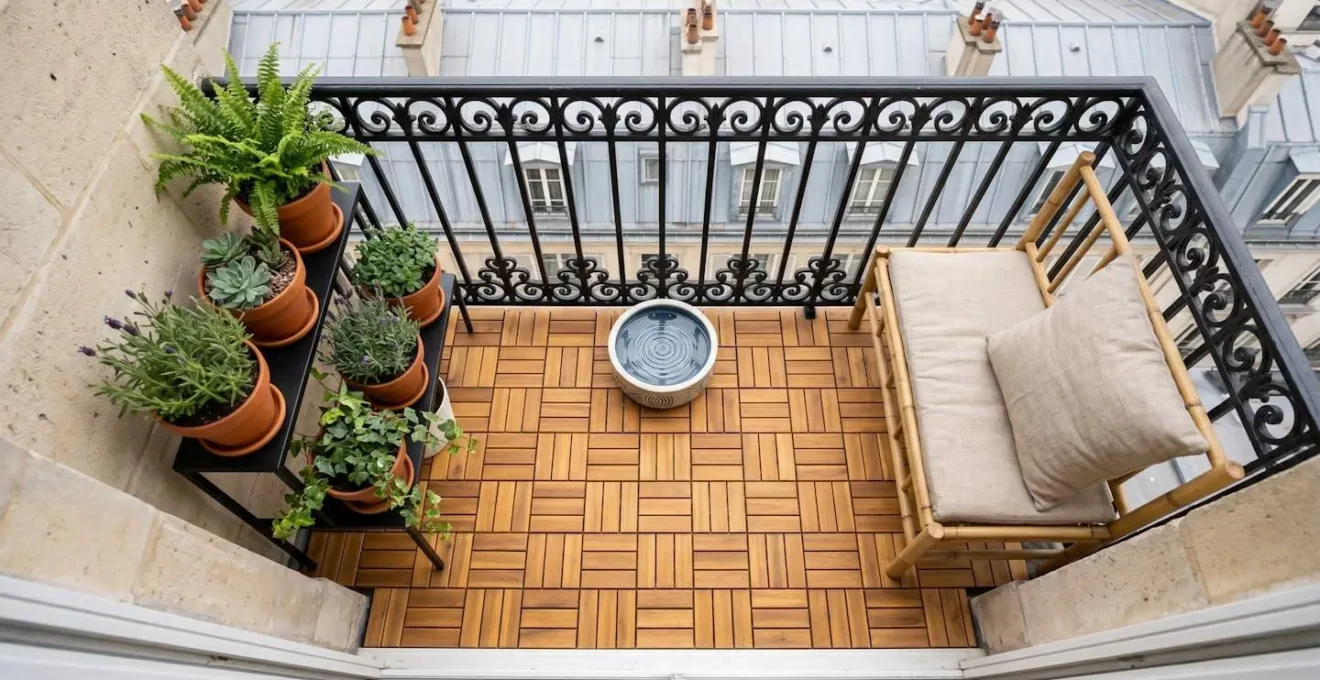 Vue en plongée d'un petit balcon français de 3 mètres carrés parfaitement agencé avec zones fonctionnelles optimisées