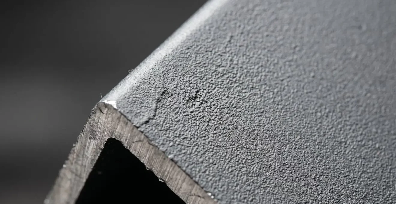 Détail macro de la texture et du traitement de surface d'un profilé aluminium de qualité