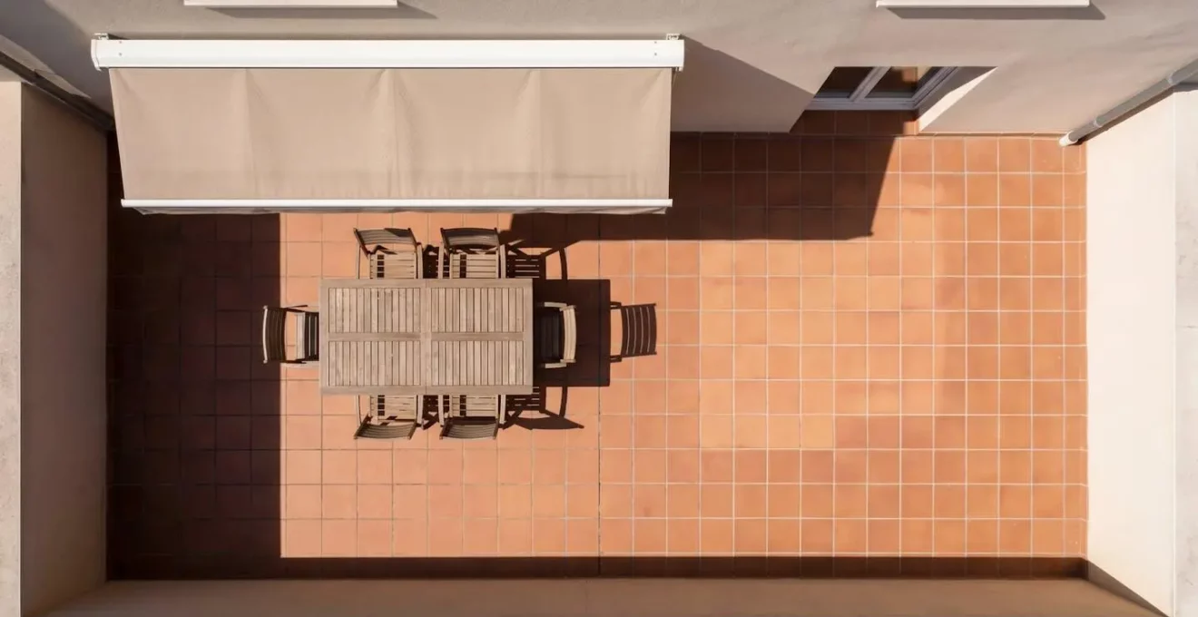 Vue de dessus montrant l'organisation spatiale d'une terrasse avec les zones de circulation nécessaires autour du mobilier
