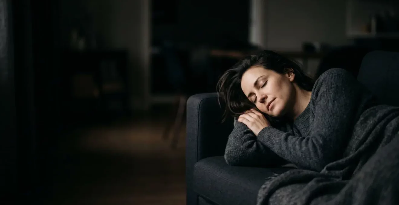 Personne se reposant paisiblement dans une pièce plongée dans une obscurité confortable créée par une protection solaire performante